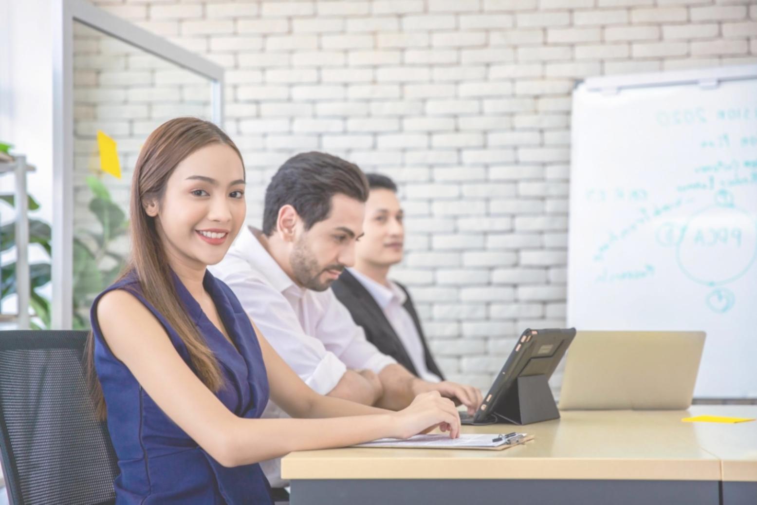 Moderne Büroumgebung mit Finanzanalyse-Tools